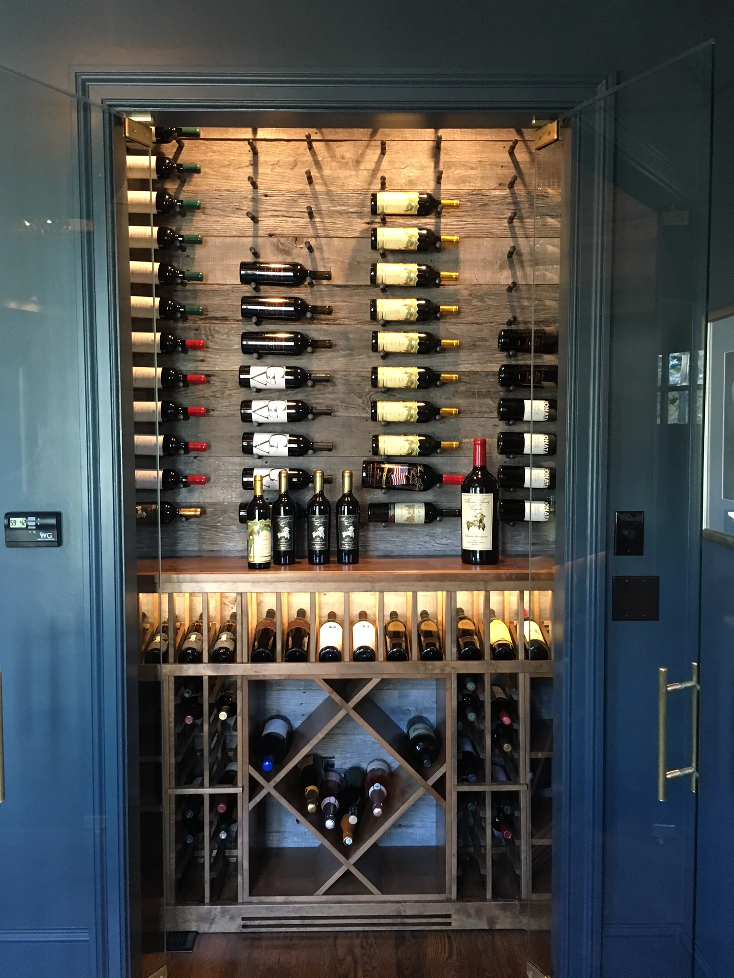 Artus closet cellar: alder wood racking with black metal pegs