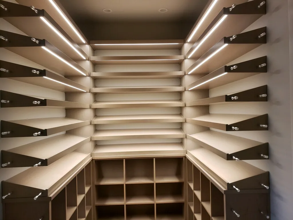 Floating Wine cellar: gray-stained alder with brushed nickel pegs